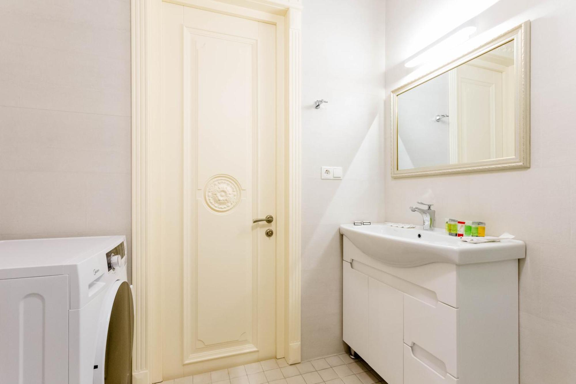 Central Comfort Place L Тбілісі Екстер'єр фото